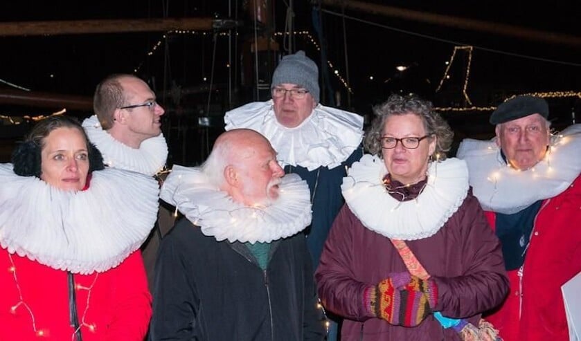 De gidsen van Oud Hoorn kruipen, samen met andere spelers, in de rol van een markante Horinees.