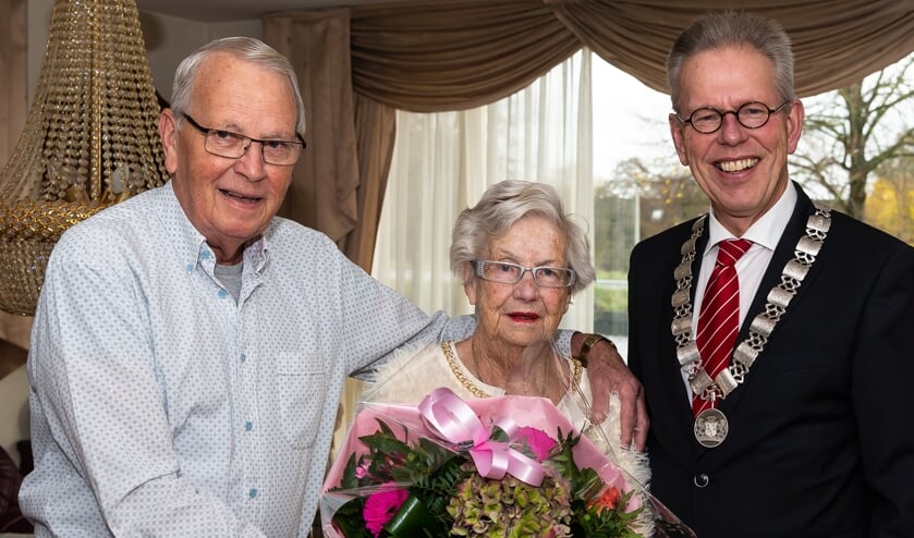 Jan en Lenie op de trouwdag met de burgemeester.