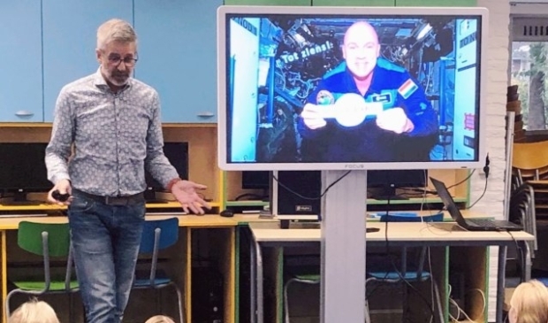 De directeur van Space Expo tijdens de lezing aan de school.