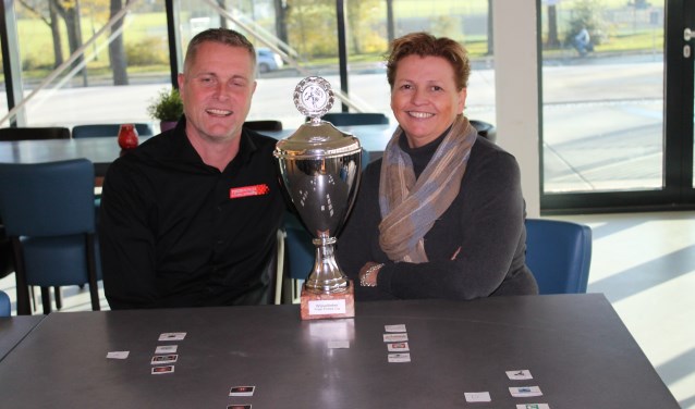 Monica Balk van De Beuk en Marco Daman van Finish Profiles met de wisselbeker.