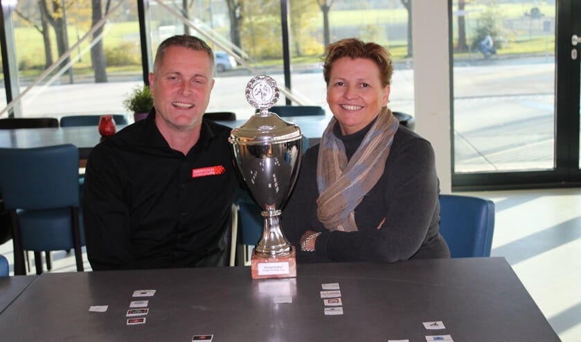 Monica Balk van De Beuk en Marco Daman van Finish Profiles met de wisselbeker.