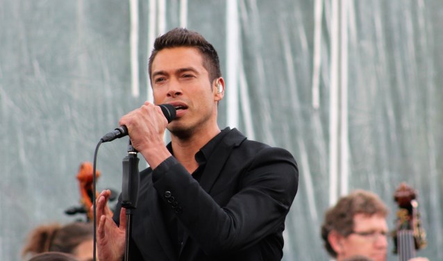 Sjors zingt drie nummers in Het Zonnehuis.