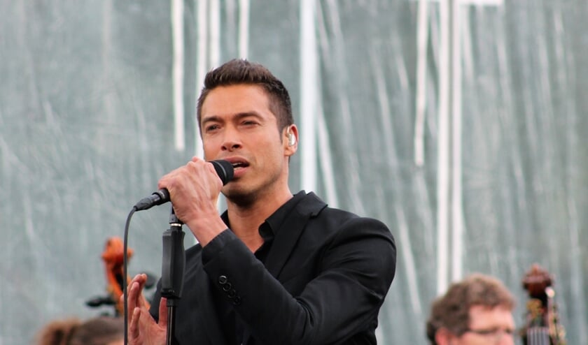 Sjors zingt drie nummers in Het Zonnehuis.