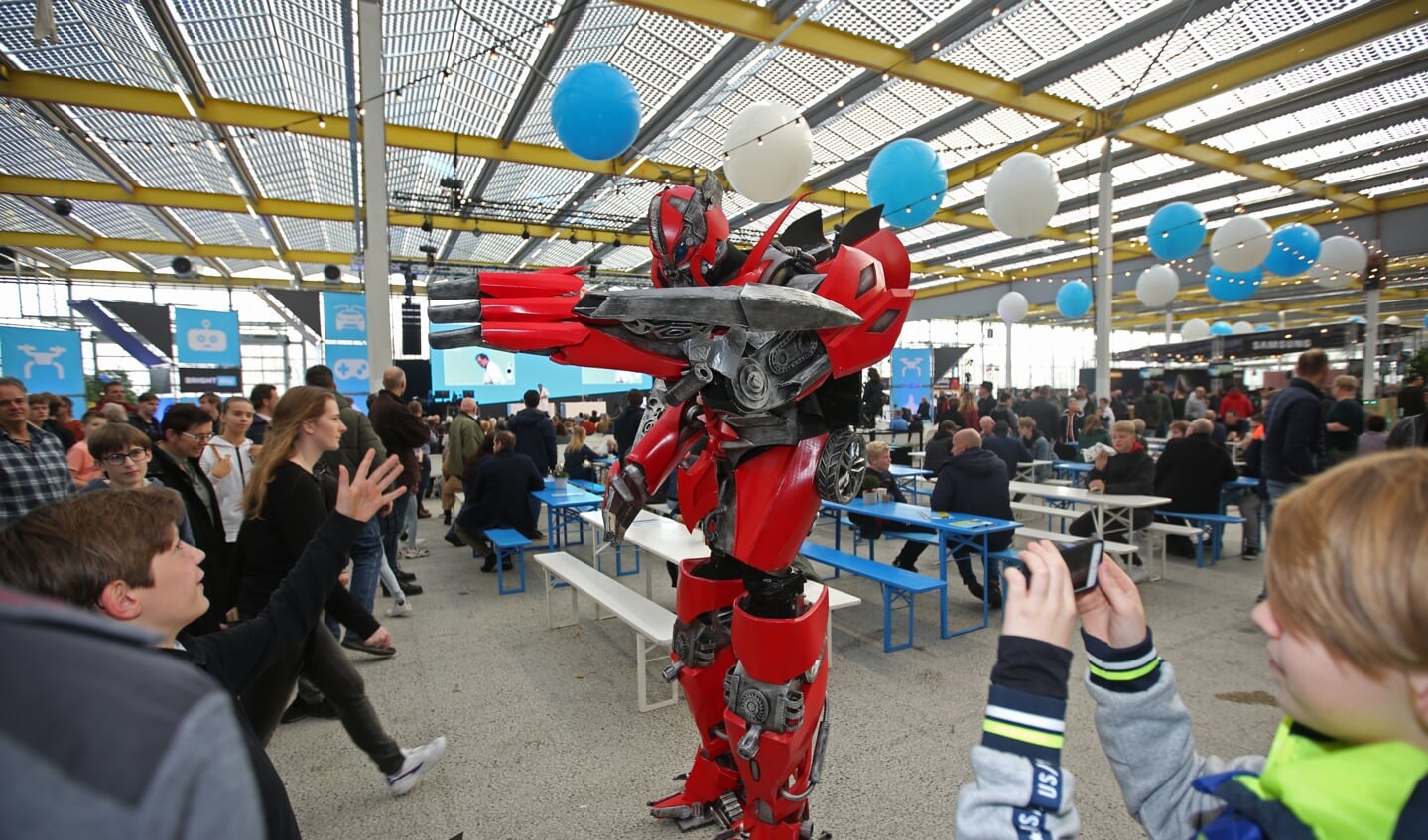 Een levensgrote robot maakt indruk op de jonge bezoekers. 