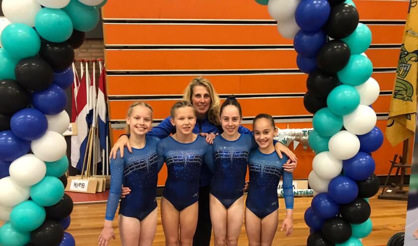 NK Clubteams 2019 v.l.n.r.: Sam van der Hilst, Eva Nieuwenhuizen, trainster Monique Zwarthoed, Mara Slippens en Merel Winder.