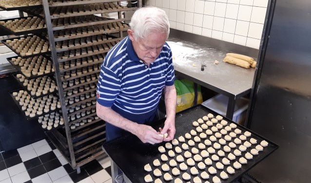 De 85-jarige bakker uit Weesp bakt Weesper Moppen voor de Week van de Smaak bij Sint Jacob.