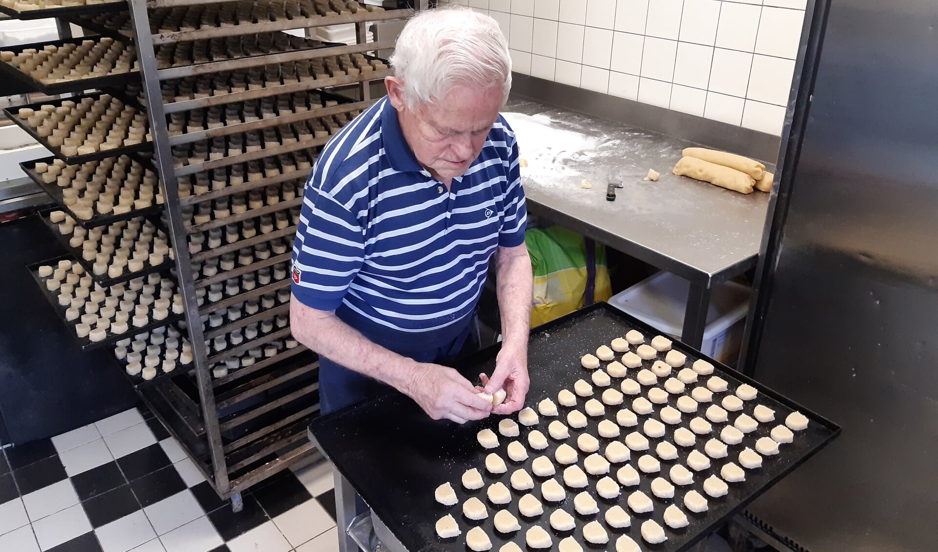 De 85-jarige bakker uit Weesp bakt Weesper Moppen voor de Week van de Smaak bij Sint Jacob.