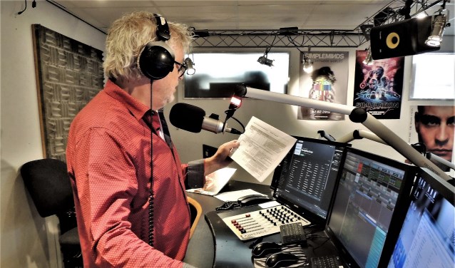 Hans Janssen (van 'Broodje Hans') aan het werk in de studio van Heemskerk FM.
