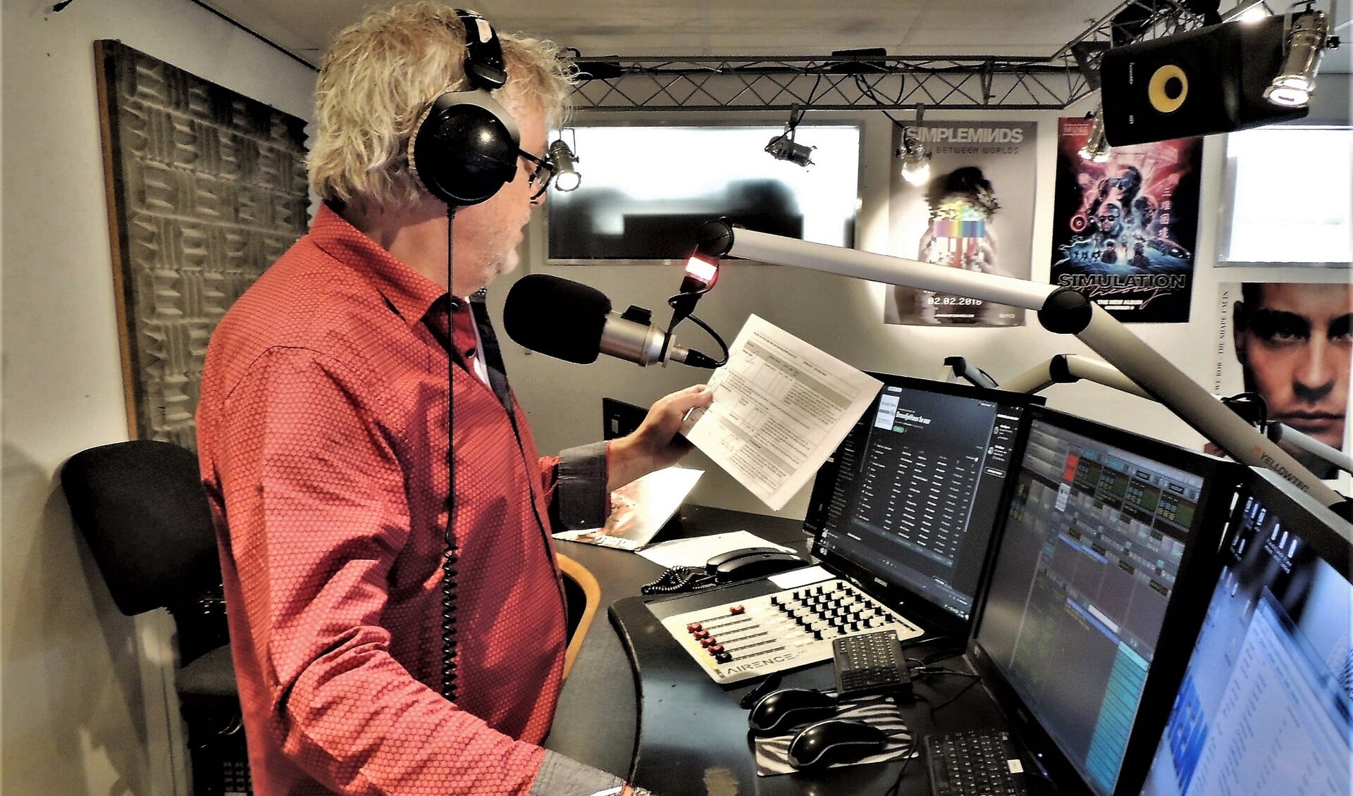 Hans Janssen (van 'Broodje Hans') aan het werk in de studio van Heemskerk FM.