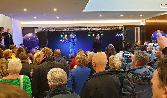 Lange Frans zingt uit volle borst tijdens de opening van Winkelcentrum Ringers.