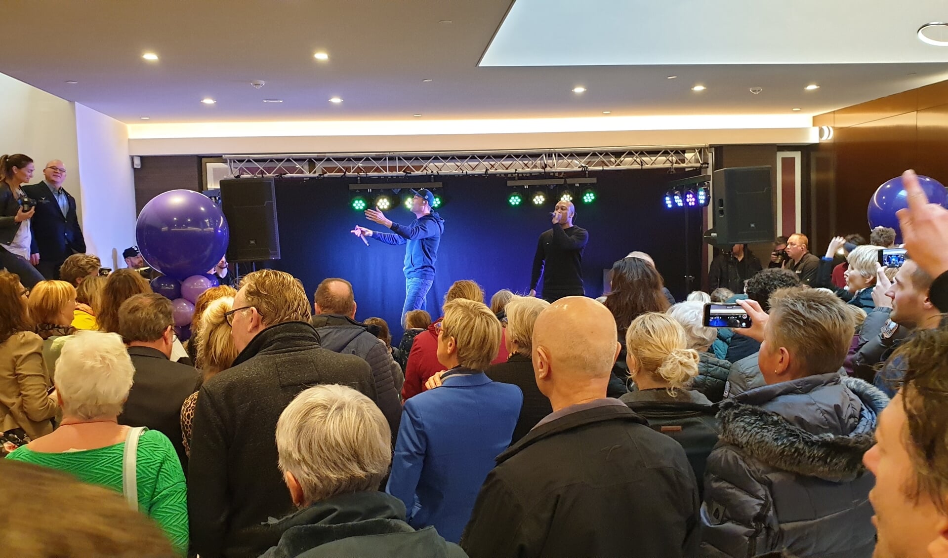 Lange Frans zingt uit volle borst tijdens de opening van Winkelcentrum Ringers.