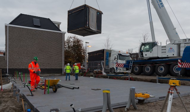 De eerste unit wordt secuur op zijn plaats gezet.
