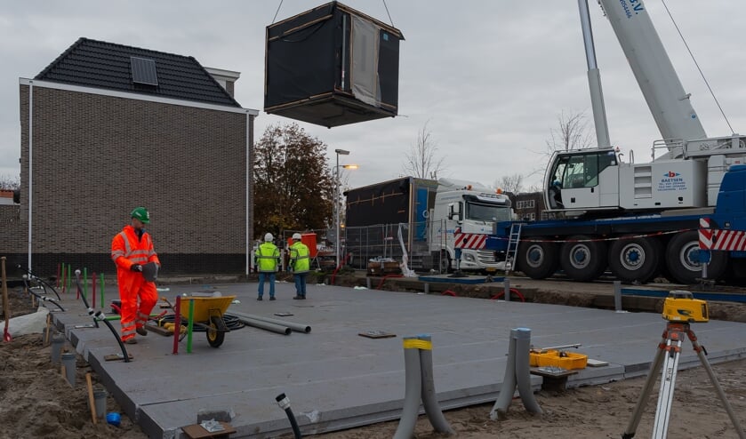 De eerste unit wordt secuur op zijn plaats gezet.