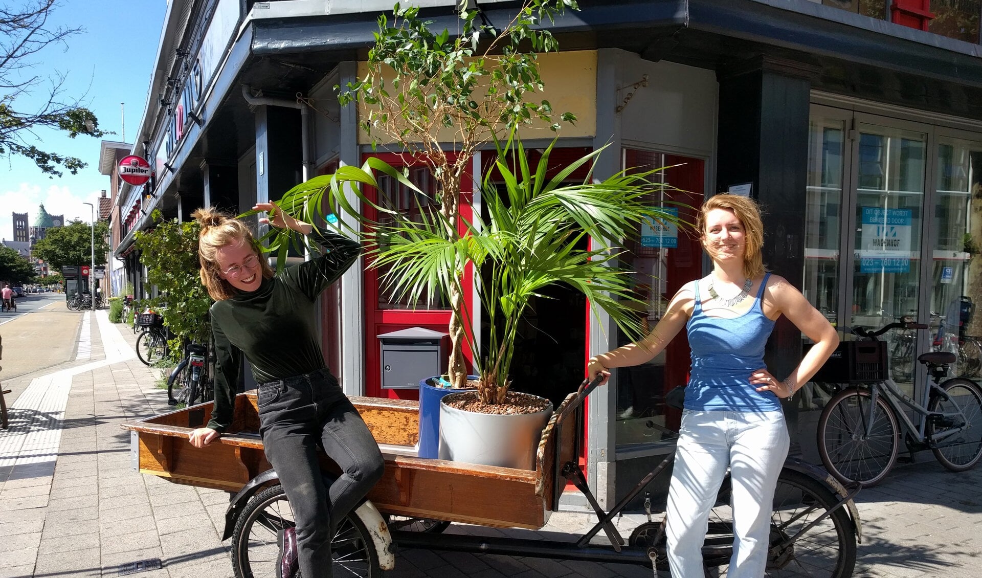 Studentes Marije en Naomi nemen overbodig geworden groen onder hun hoede.