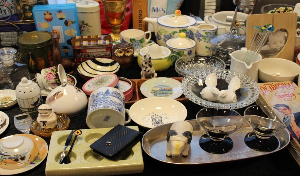 Snuffelen tussen alle spulletjes tijdens de rommelmarkt.