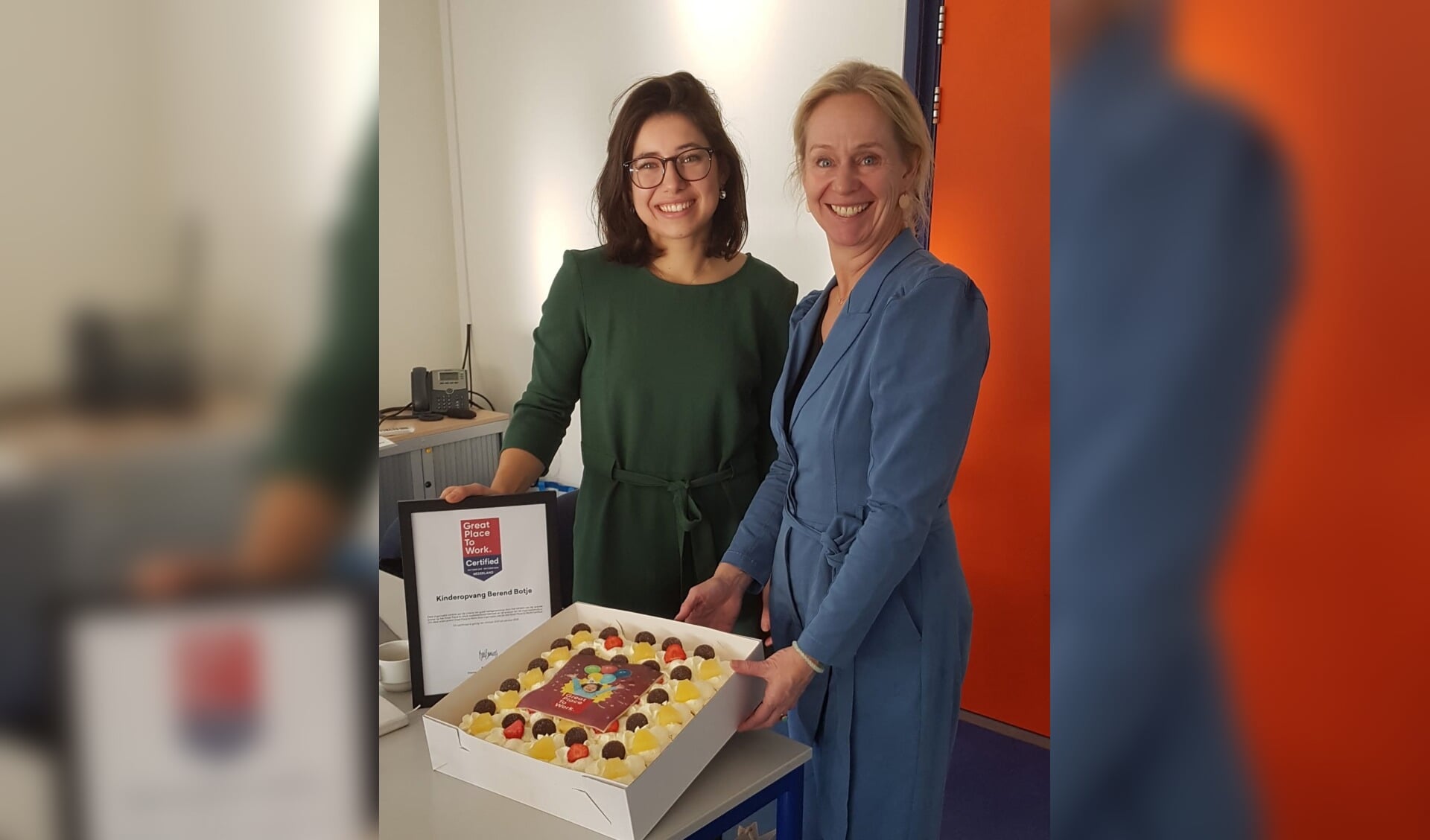 Yvonne Bakker ontvangt uit handen van Eva Brandel het certificaat Great Place to Work.