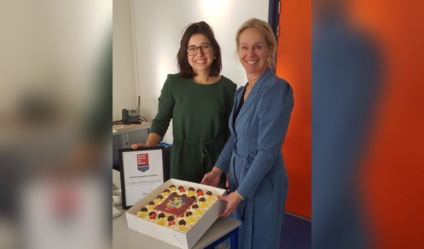Yvonne Bakker ontvangt uit handen van Eva Brandel het certificaat Great Place to Work.