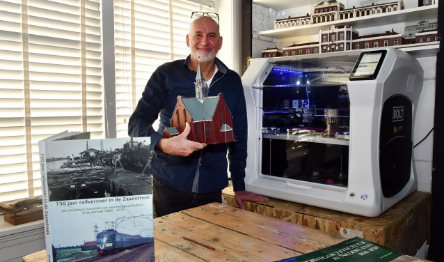 Koger John Heimensem in zijn werkkamer bij de grote 3D-printer.