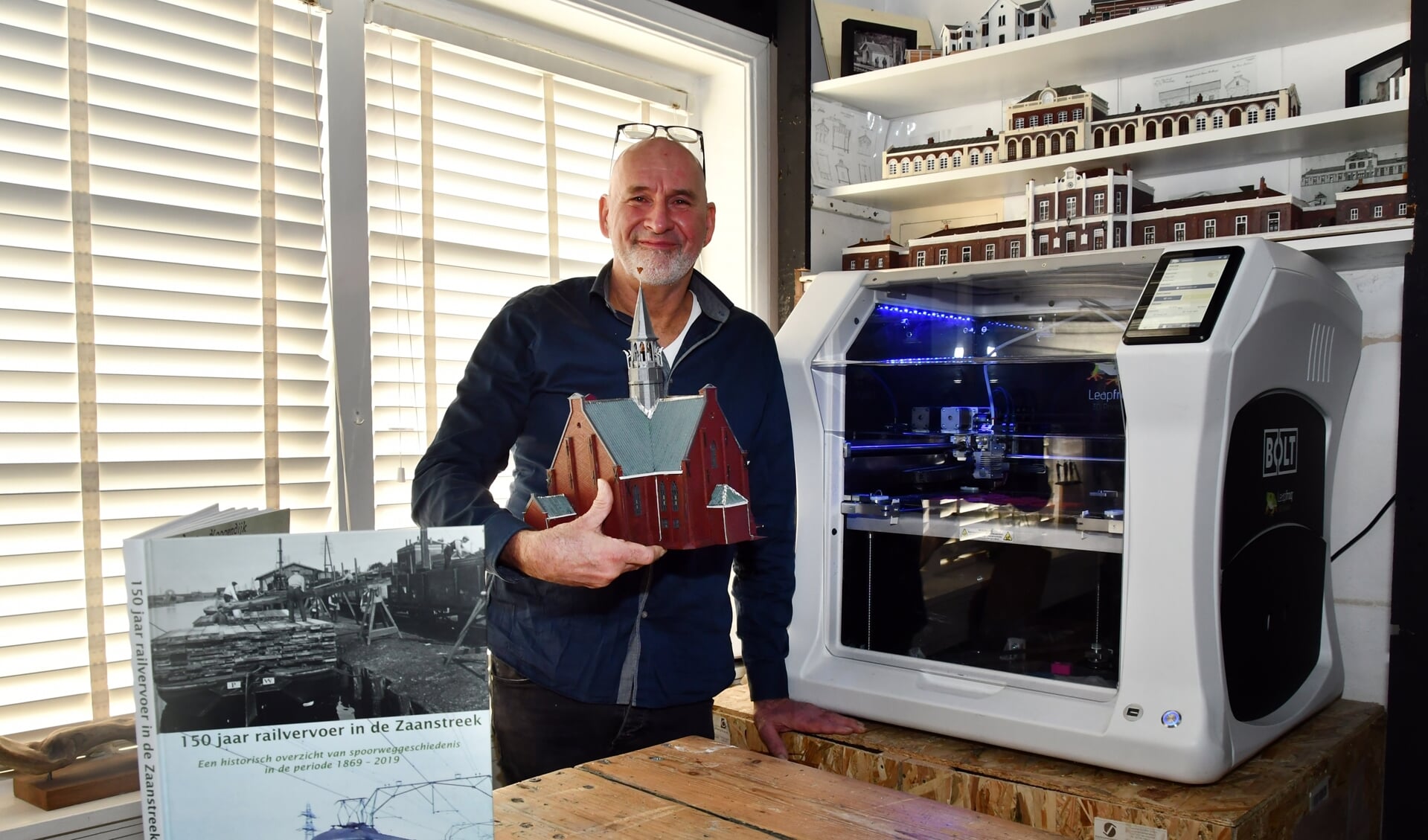 Koger John Heimensem in zijn werkkamer bij de grote 3D-printer.