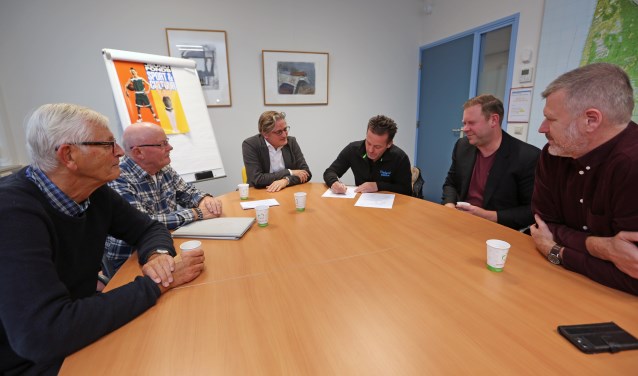 (vlnr) Peter Stroomer, Paul Ruis, Antoine Tromp, Mischa de Jong, Sebastiaan Huys en Ruben Nijhuis tekenden een intentieverklaring om te komen tot een lokaal sportakkoord.