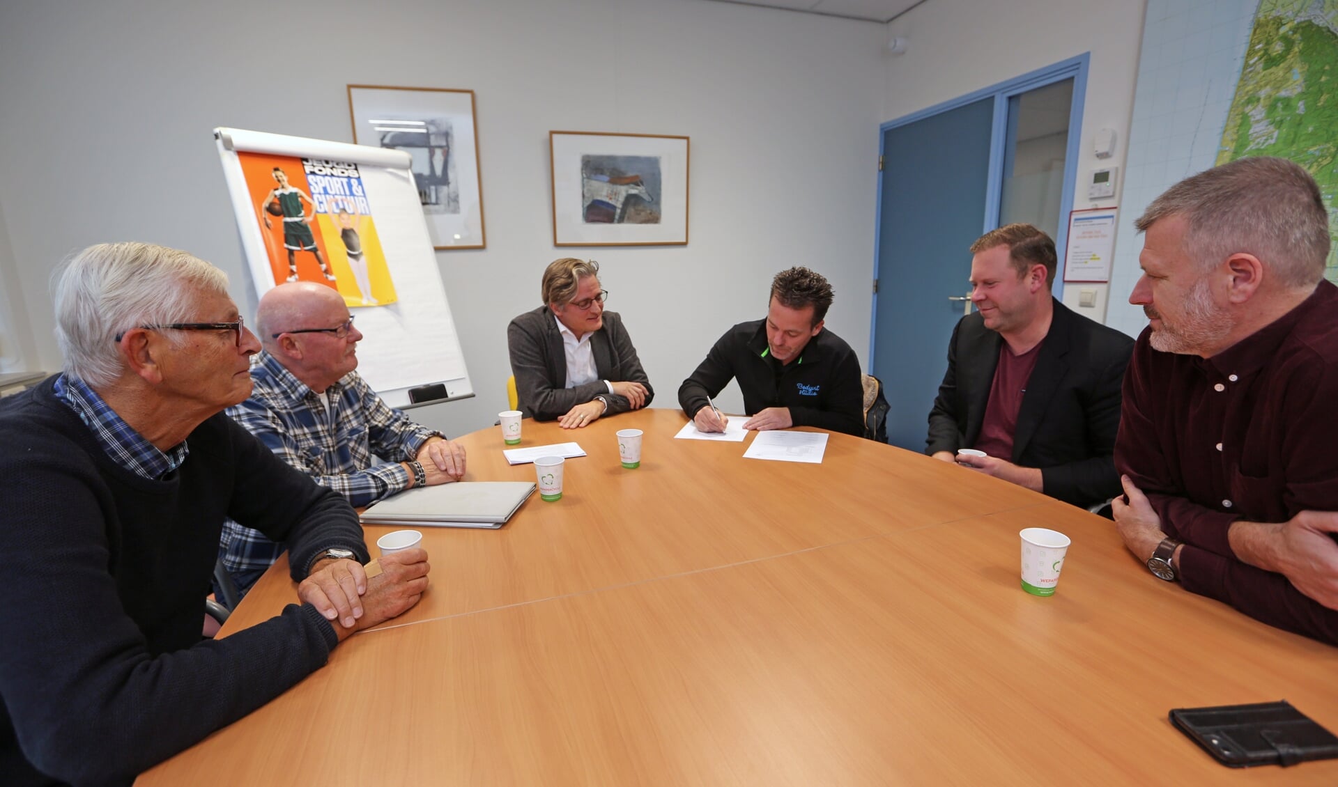 (vlnr) Peter Stroomer, Paul Ruis, Antoine Tromp, Mischa de Jong, Sebastiaan Huys en Ruben Nijhuis tekenden een intentieverklaring om te komen tot een lokaal sportakkoord.