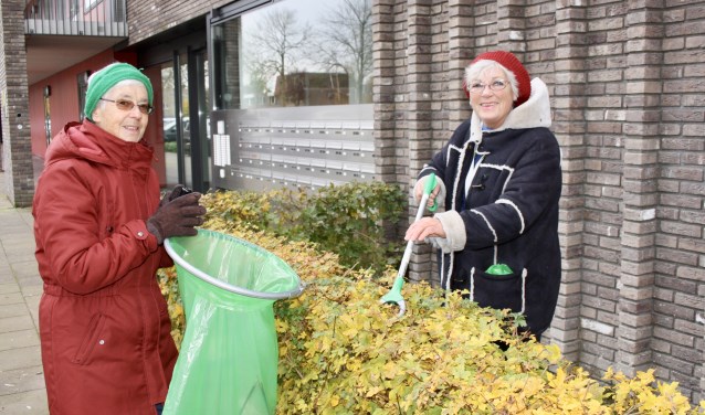 Ellie en Astrid houden de omgeving rond Woonzorg De Eijk schoon.