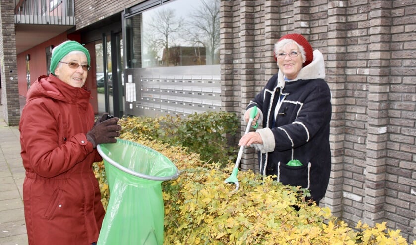 Ellie en Astrid houden de omgeving rond Woonzorg De Eijk schoon.