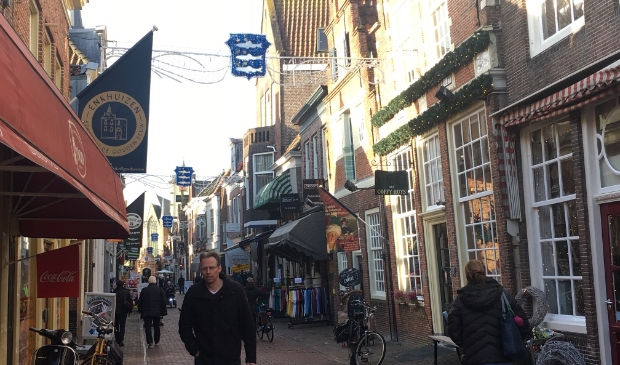 Veel winkels in de Westerstraat in Enkhuizen hebben een bezorgservice.