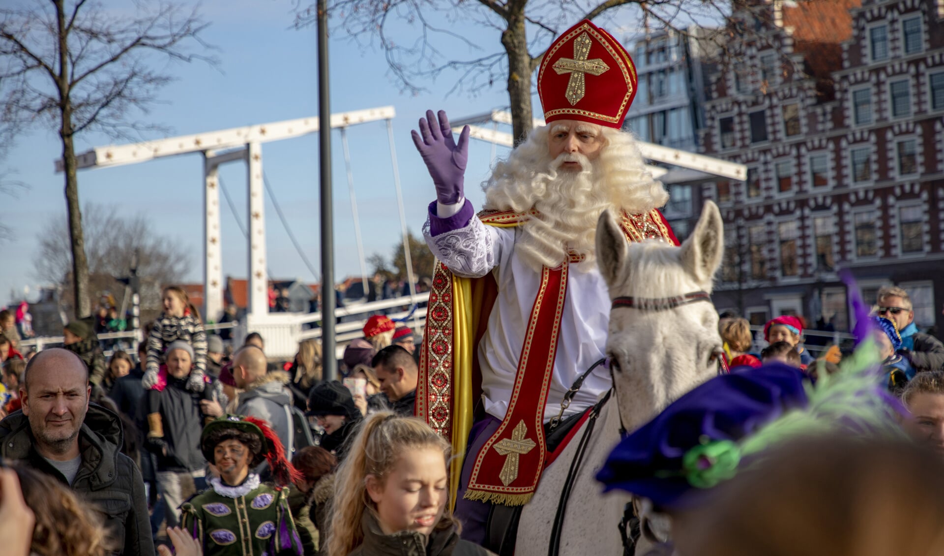 Sinterklaas komt in Haarlem aan met Pakjesboot 13.