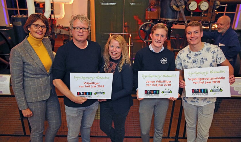 De vrijwilligers Medemblik 2019, samen met wethouder Joset Fit (l) van de gemeente Medemblik.