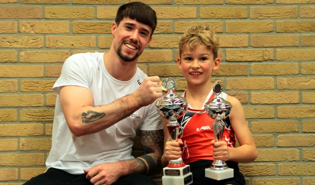 Sam Ottenhof kreeg de wisselbeker uit handen van Nederlands beste allround turner Casimir Schmidt.