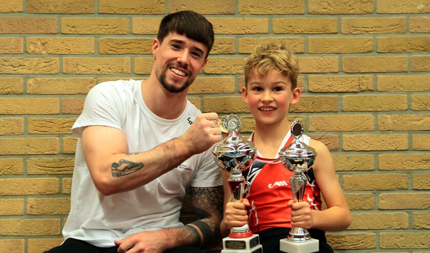 Sam Ottenhof kreeg de wisselbeker uit handen van Nederlands beste allround turner Casimir Schmidt.