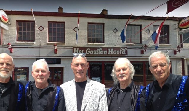 Sixtiesband The Blue Devils treedt op in Het Gouden Hoofd in Blokker.