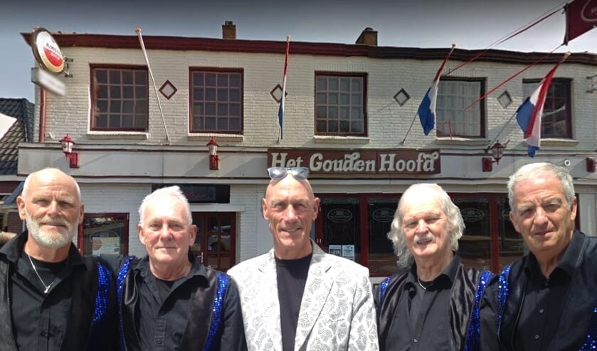 Sixtiesband The Blue Devils treedt op in Het Gouden Hoofd in Blokker.