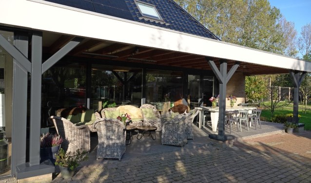 De nieuwe, moderne veranda bij Wings of Change.