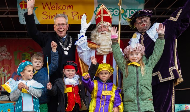 Levi, David, Jessy, Sven en Puck samen met de burgemeester en Sint op het podium.