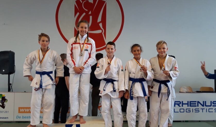 Regiokampioen Xuxa Blom en medaillewinnaars Wigo Hendriks (l), Mike de Rooij, Katara Dekker en Thomas Vermeer.