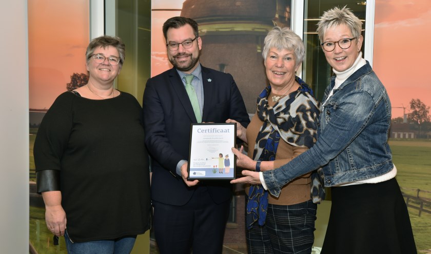 De officiële overhandiging van het certificaat door de organisatie aan de burgemeester van de gemeente Drechterland.