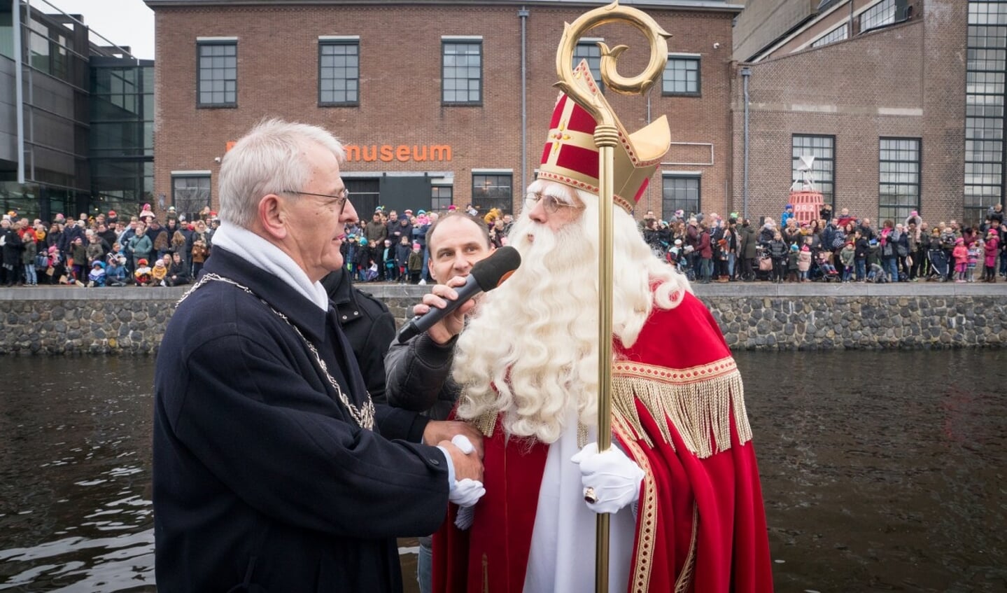 Sint wordt  verwelkomd door burgemeester Jeroen Nobel. 