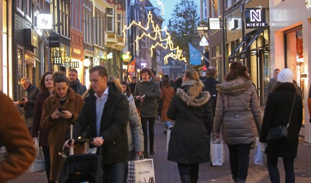 Drukte in de binnenstad van Haarlem.