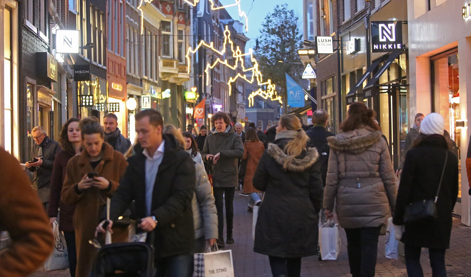 Drukte in de binnenstad van Haarlem.