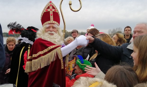 Tientallen handen heeft de Sint geschud. Ook die van vaders en moeders.