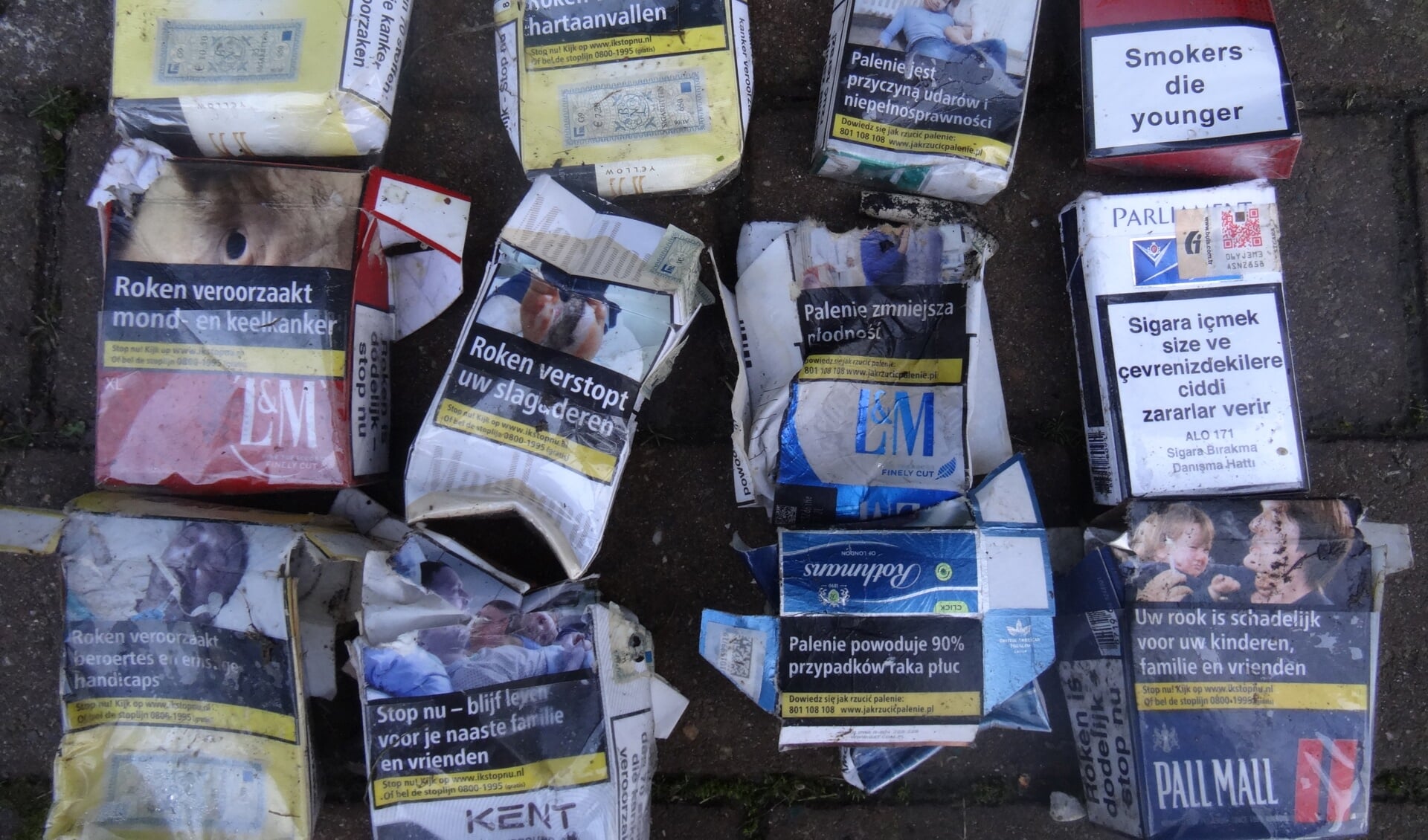 Lege sigarettenpakjes zwerven overal; op straat en in de berm.
