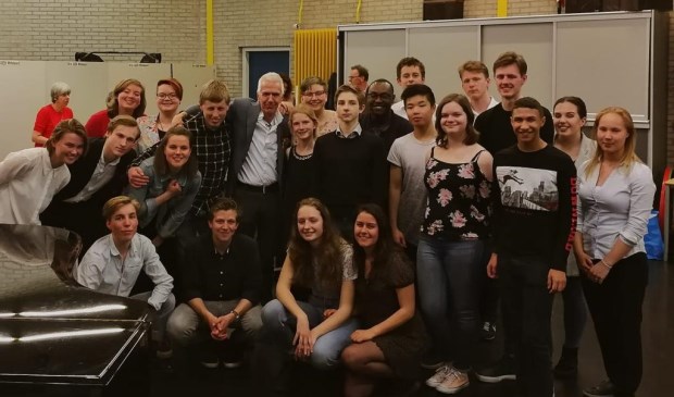 Pieter Grimbergen en zijn leerlingen staan te trappelen om zoveel mogelijk geld bijeen te spelen voor de VoorleesExpress. Ze hopen op een uitverkochte Taborkerk.