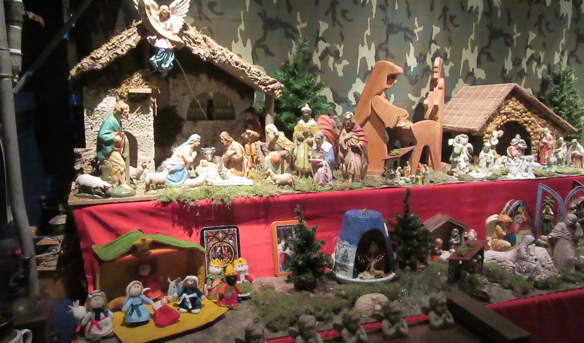 Een van de vele mooie kerststallen in De Anloup in Zuidermeer