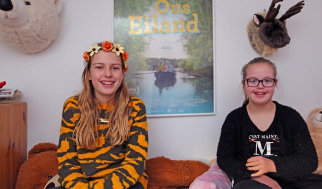De zusjes Shanna en Mirte Bruin spelen samen in een film over hun leven 'Ons eiland'.