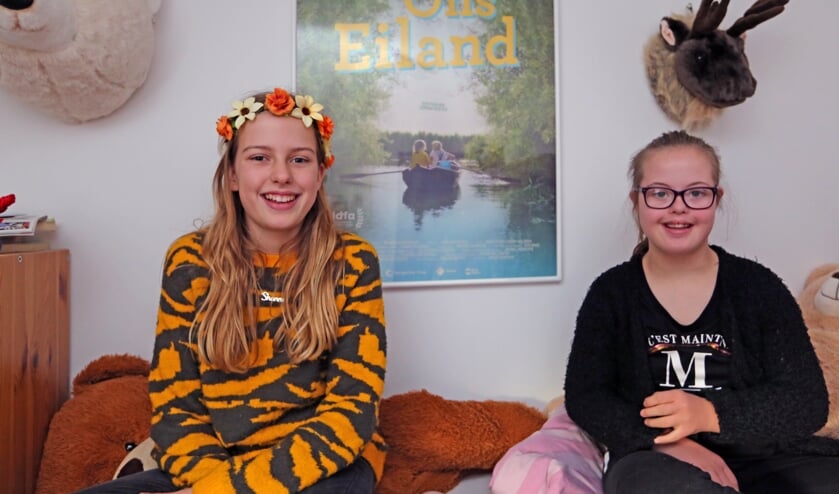 De zusjes Shanna en Mirte Bruin spelen samen in een film over hun leven 'Ons eiland'.