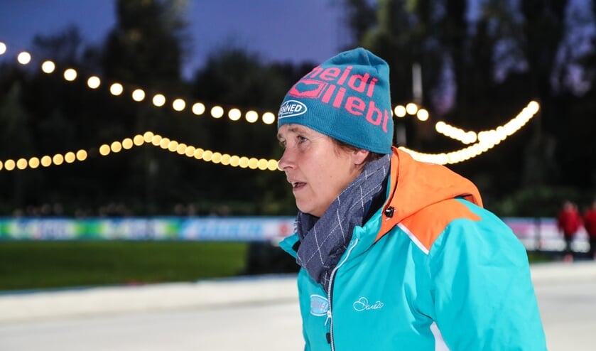 Alida Pasveer coacht haar ploeg. ,,Van een groep een team maken, dat vind ik zó mooi.'' (Foto TimsImaging)