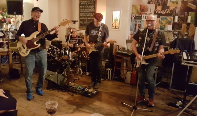 De band speelt nummers uit de jaren zestig en zeventig.