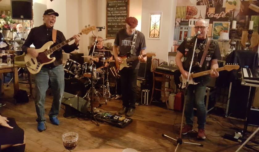 De band speelt nummers uit de jaren zestig en zeventig.